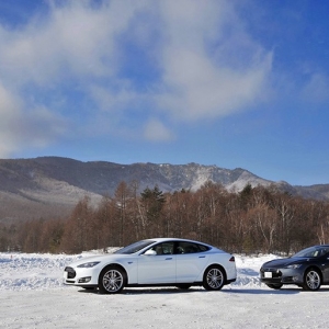 テスラ モデルS、プレミアムEVを氷上で試す