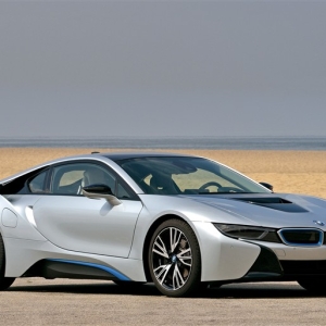 BMW i8 インプレが到着。走りも技術も近未来