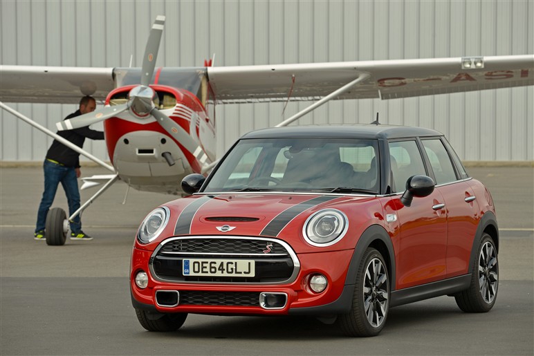 MINI 5ドアモデルに試乗。スポーツ性と快適性の両立
