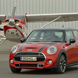 MINI 5ドアモデルに試乗。スポーツ性と快適性の両立