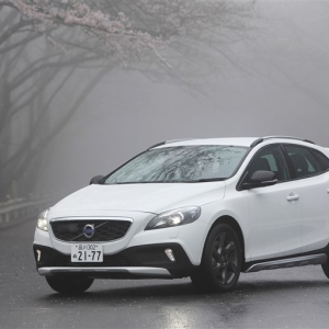 新パワートレーン搭載の四駆、ボルボ V40クロスカントリーに試乗