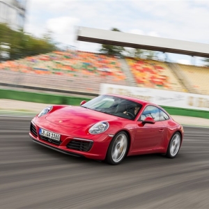 遂にターボ＆4WS化された新型911カレラ＆カレラSに同乗インプレ
