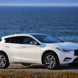 欧州を狙うインフィニティQ30に試乗。日本製プレミアムの弱点とは？