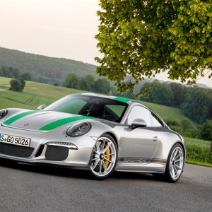 「911 R」に超速試乗。すべてを削ぎ落とした公道レーサーの実力は？