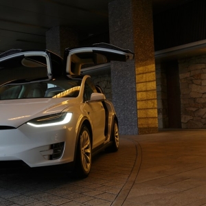テスラ初のSUV、モデルXに試乗。常識破りの思想と圧倒的な加速