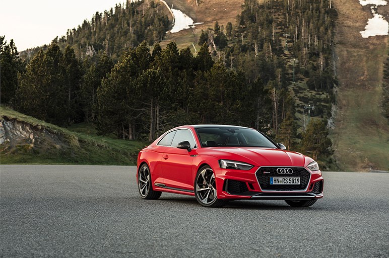 新型アウディRS5の乗り心地に驚き、異次元のコーナリングに舌を巻く