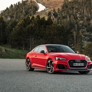 新型アウディRS5の乗り心地に驚き、異次元のコーナリングに舌を巻く