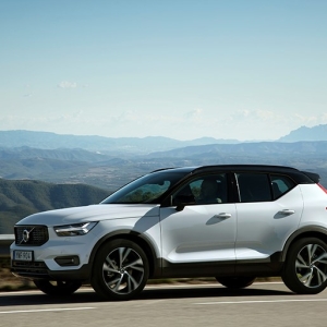 ボルボ新型XC40は兄貴分たちに劣らない乗り味とユーティリティが魅力