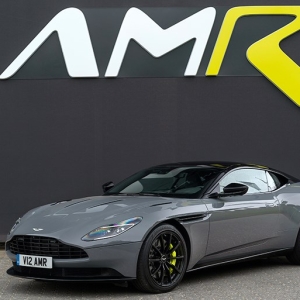 英国版グランドツアラー、アストンDB11の高性能版AMRを走らせた