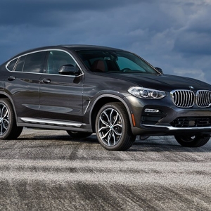 BMW X4はスポーツカー並の走りと高級車並の快適性を両立してX3を引き離す