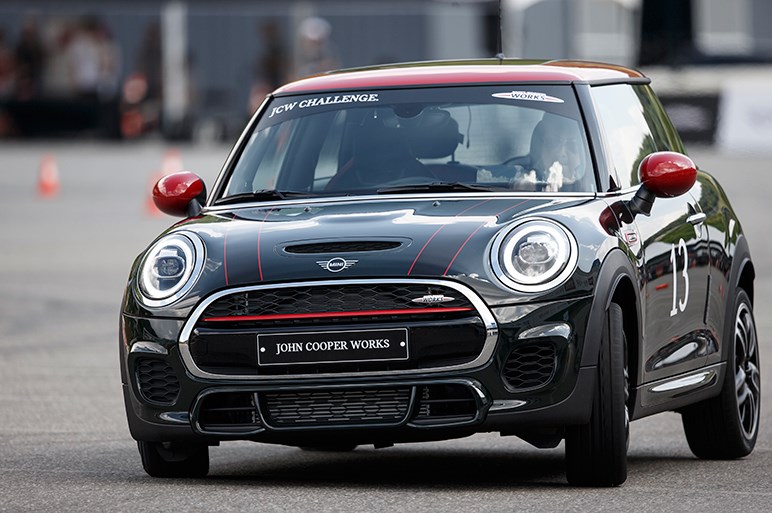 ミニJCWの“JCW”とは何で、DCTを採用しない理由は何か？