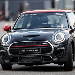ミニJCWの“JCW”とは何で、DCTを採用しない理由は何か？