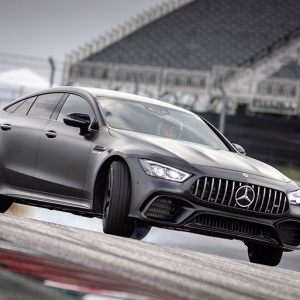 4ドア版AMG GTは高剛性ボディが印象的。ライバルはパナメーラ