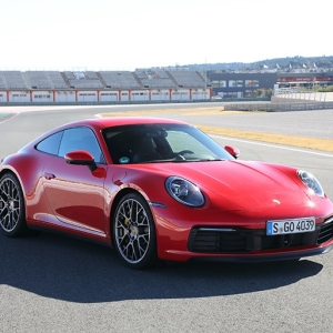 二世代にわたるパッケージ革新を完成させた新型ポルシェ911。プラグインは次期型で登場予定 ...