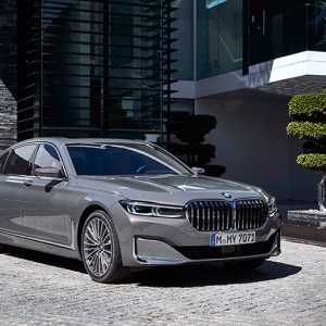 マイチェンしたBMW 7シリーズの目玉は巨大グリルだが、意外や乗り心地が大きく改善