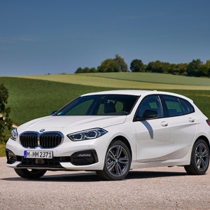 FFレイアウト採用の新型BMW 1シリーズはAクラスやマツダ3と比べて明快なスポーティさが光る ...