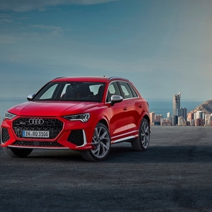 アウディのコンパクト高性能SUV・RS Q3は走りもデザインもベビーウルスだった