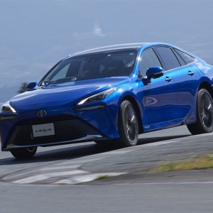 初代とぜんぜん違うトヨタ ミライは現時点で最高のFCVに仕上がったが、黒塗り社用車としては後席が微妙 ...