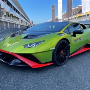 見た目もアドレナリン覚醒機。スーパートロフェオの公道仕様「ランボルギーニ ウラカン STO」を走らせる ...