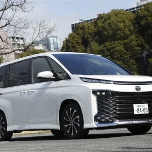 新型ノア／ヴォクシーのおススメが断然ハイブリッドな理由。日本一の売れ筋ミニバンに死角はあるのか？ ...