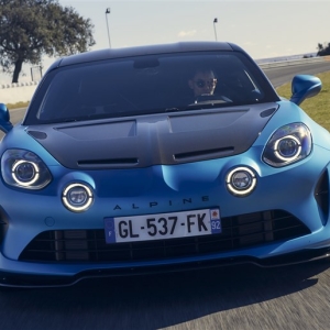 過激の名を裏切る懐深さ。アルピーヌ「A110 R」は高純度のクラブレーサーだった