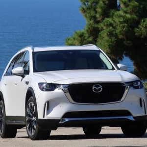 乗り心地改善!? 広さは？ CX-90に米で乗ったら新型3列SUV CX-80の姿が見えてきた