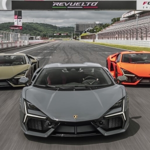 脳髄が溶ける珠玉のV12エンジンを堪能。ランボルギーニ「レヴエルト」がスーパーカーの新基準を打ち立てる ...