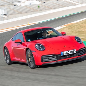 ポルシェ911の歴史とは異端のリアエンジンの弱点を克服することにある