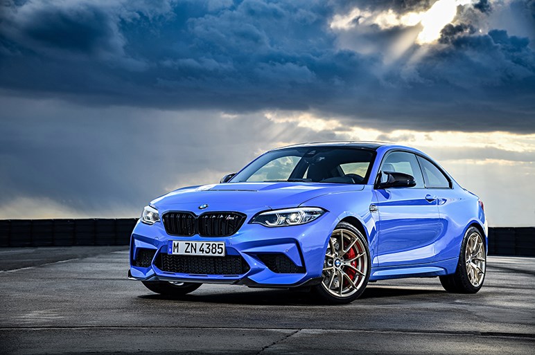 BMW M2に加わる頂点グレードのM2 CSはカーボンも多用しコンペティションの400万円高