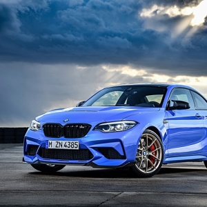 BMW M2に加わる頂点グレードのM2 CSはカーボンも多用しコンペティションの400万円高