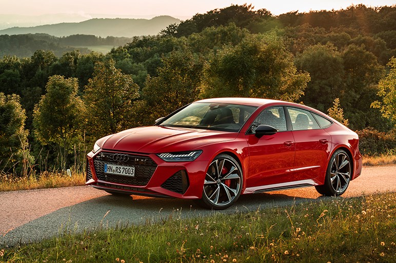 新型アウディRS7は全長5m超＆全幅2m弱の大型ボディを持ち最高速は305km/h