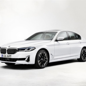 BMW 5シリーズがマイチェンでスッキリ顔に。マイルドHVや先進安全装備を充実