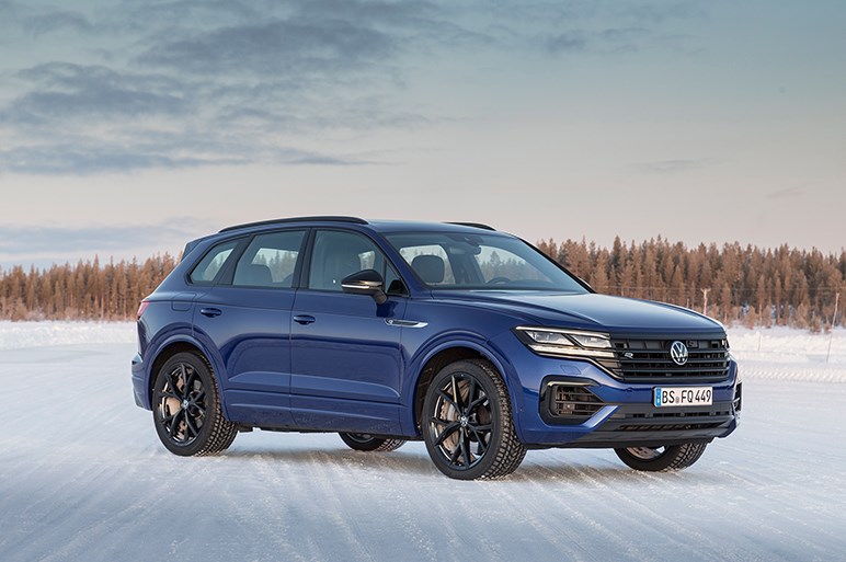 カイエンEハイブリッドのVW版「トゥアレグR」登場。ポルシェとの差別化はできるか？