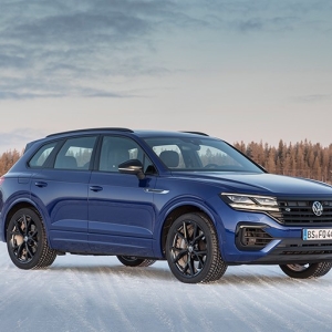 カイエンEハイブリッドのVW版「トゥアレグR」登場。ポルシェとの差別化はできるか？