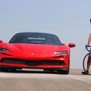 フェラーリ初のPHEV・SF90ストラダーレをテスト。銀座通りでV8の爆音を響かせる時代はもう終わりだ ...