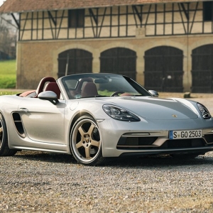 世界1250台限定「ポルシェ ボクスター」の25周年モデルに乗って、日本車とポルシェの歴史トリビアも思い出した ...