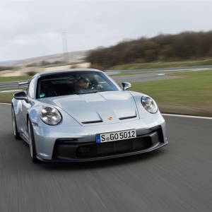 新型ポルシェ 911 GT3はサスペンションと空力の変更で新次元へ。GT3モデル最後のピュアエンジンか？ ...