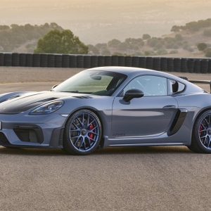 新登場ケイマン最強モデルGT4 RSはサーキットより峠道向け！ 開発主任へのインタビューも収録 ...