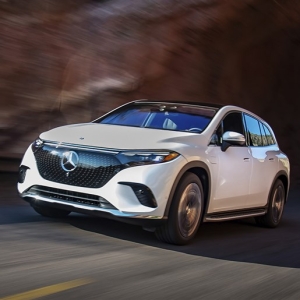 メルセデスの最高級EV「EQS SUV」はベースグレードでも超快適だが、巨艦モデルならではの要改善点も発見 ...