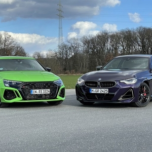 ドイツ超高性能コンパクト対決！ アウディ RS3とBMW M240i乗り比べ。暫定勝利はアウディだが… ...