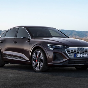アウディの最上位EV「e-tron」がさらに未来的に。電池容量やパワーも向上