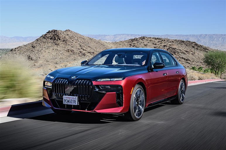 BMWの頂点7シリーズとi7に試乗。デザインは微妙だが!? 走りは凄い！