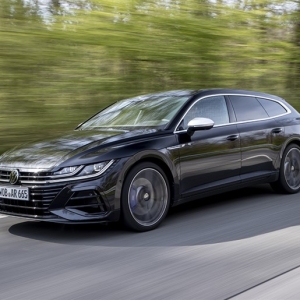 最新シューティングブレークの高性能グレード、VW アルテオン RとメルセデスAMG CLAによる異種格闘技の結果は？ ...