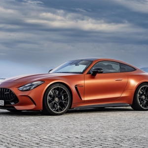 【打倒911】の最新バージョン「メルセデスAMG GT」の“最強”PHEVモデルの乗り味