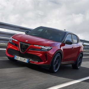 【好調ステランティスの象徴】アルファの入門SUV「ジュニア」がファンなら即決モノの完成度 ...