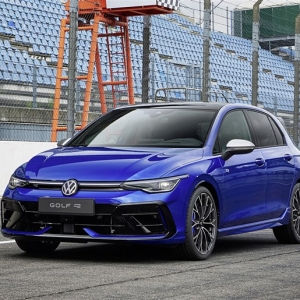 【20周年記念車オーナーに激震？】「ゴルフR“8.5”」登場。買い物もこなせる超高速ハッチ ...