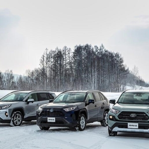 RAV4はどんな感じの内装なの？おすすめアクセサリーや評価も解説【購入ガイド】