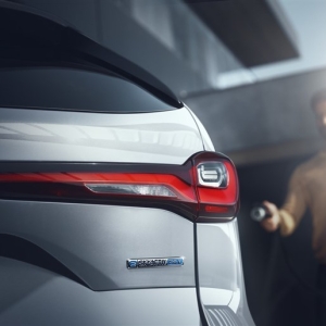 マツダ史上最強エンジン搭載「CX-90」とは？ 「CX-80」との違いもまとめた
