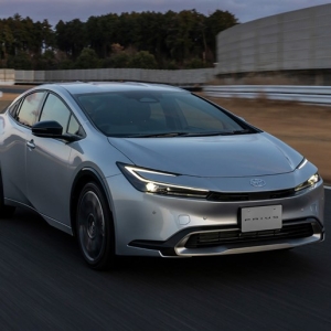 新型「プリウス」買うならハイブリッドとPHEV、どっちがお得？