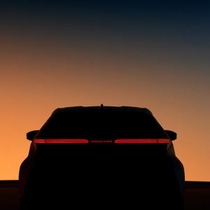 次期「C-HR」予告！ 妖艶なLEDは2023年版の「カリーナED」だ!?